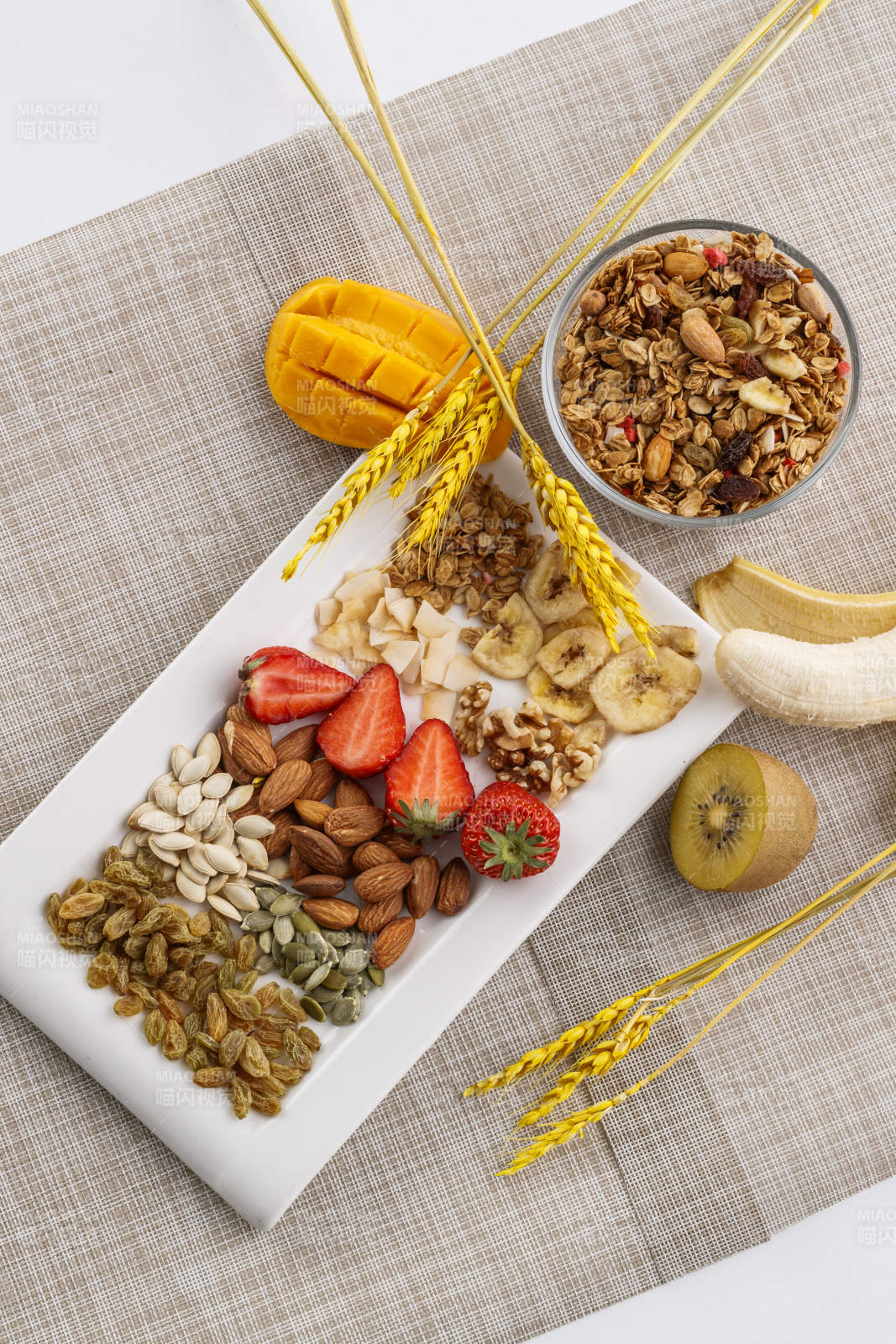 自制的水果坚果混合燕麦铺洒摆放在桌子上