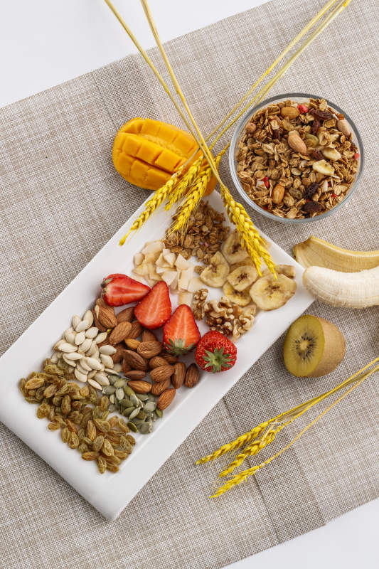 自制的水果坚果混合燕麦铺洒摆放在桌子上