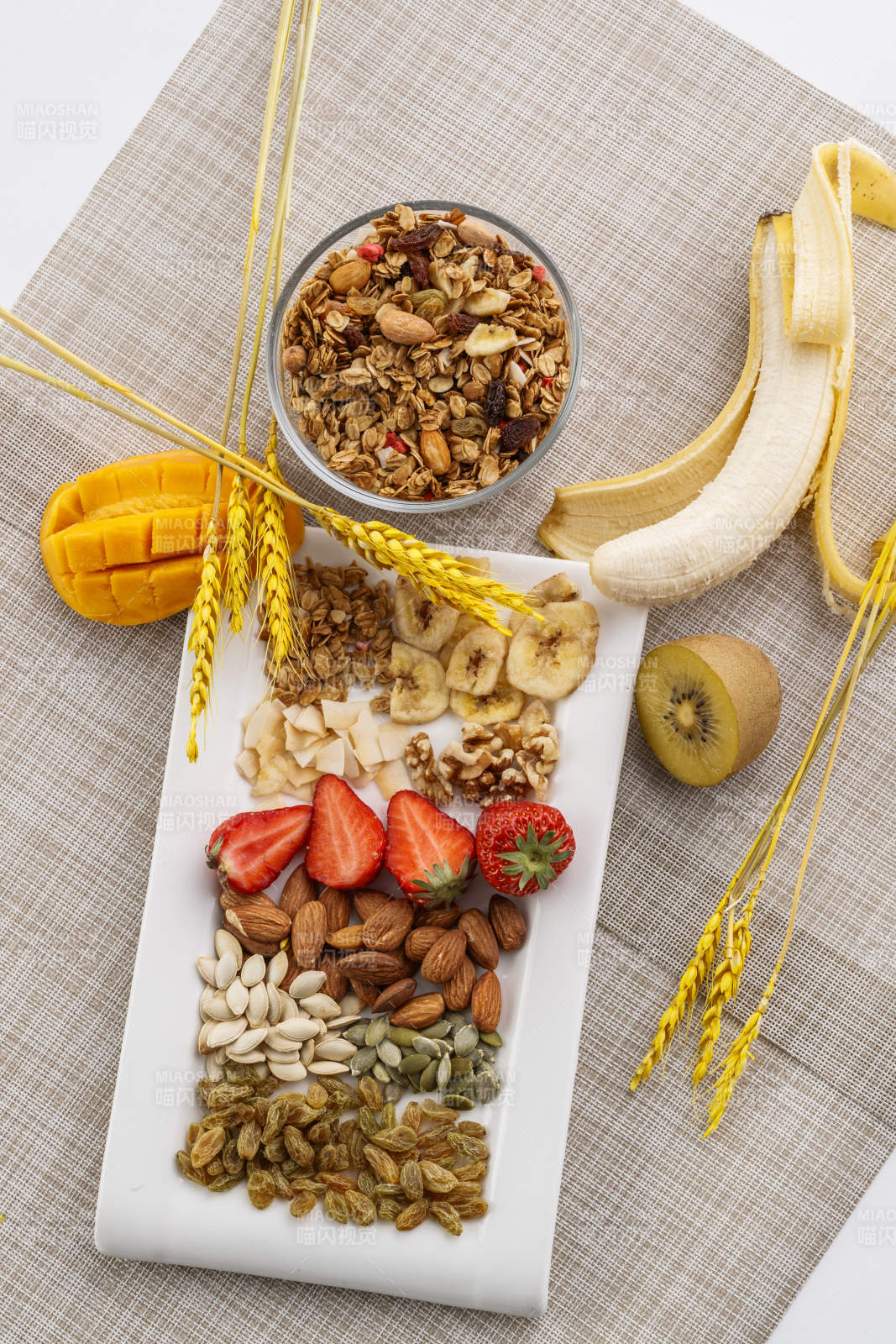 自制的水果坚果混合燕麦铺洒摆放在桌子上