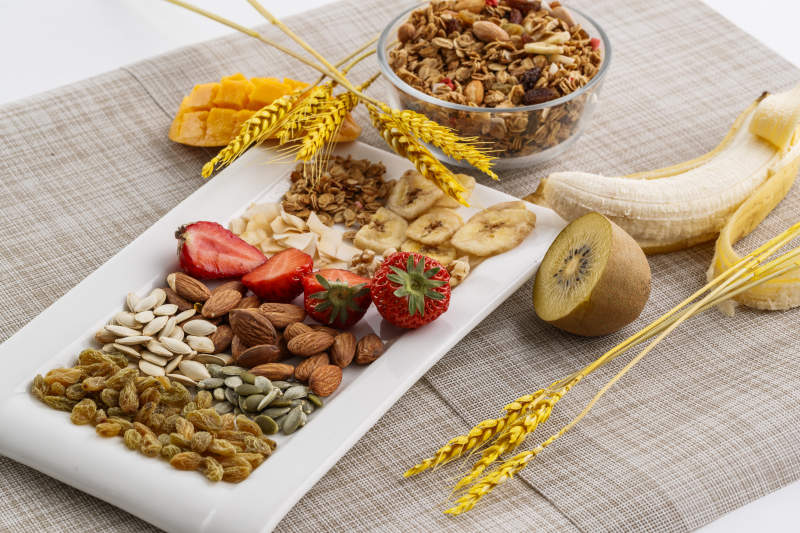 自制的水果坚果混合燕麦铺洒摆放在桌子上