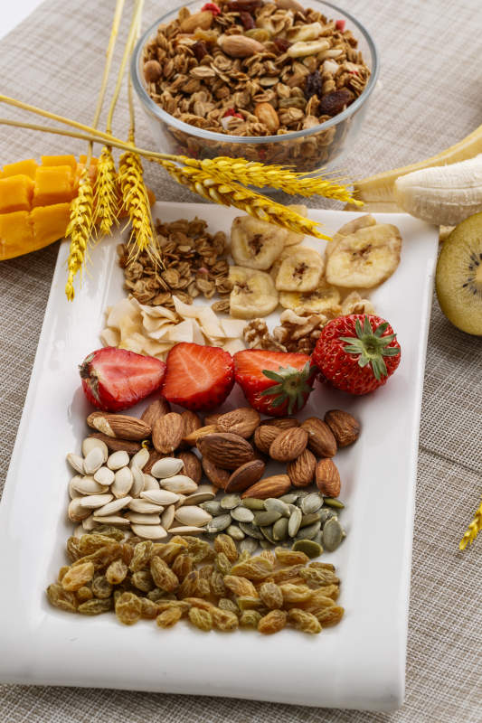 自制的水果坚果混合燕麦铺洒摆放在桌子上