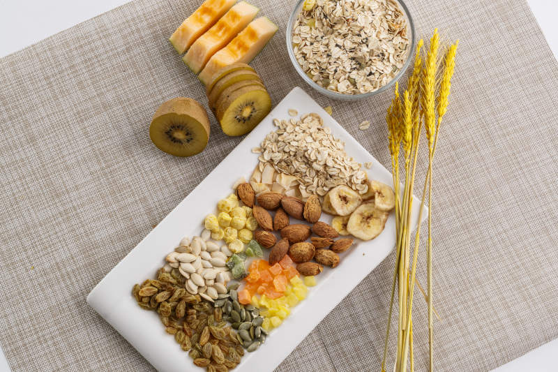 自制的水果坚果混合燕麦铺洒摆放在桌子上