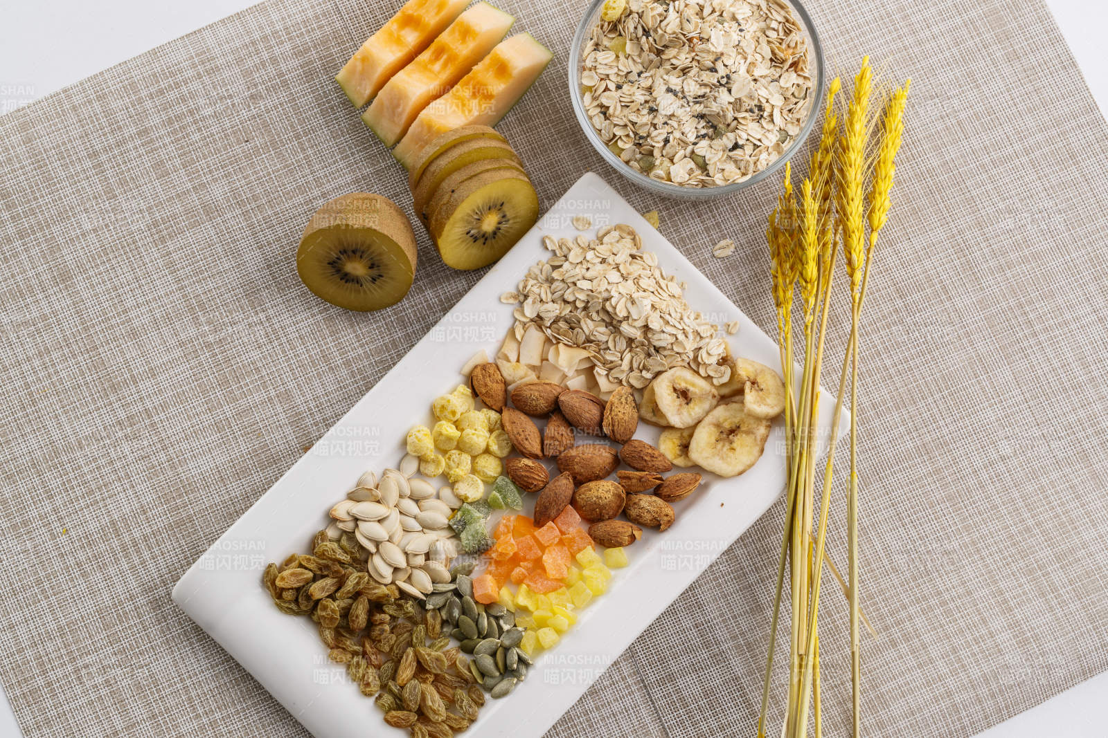 自制的水果坚果混合燕麦铺洒摆放在桌子上