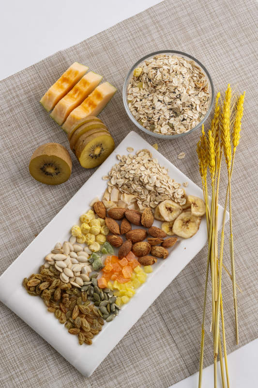 自制的水果坚果混合燕麦铺洒摆放在桌子上