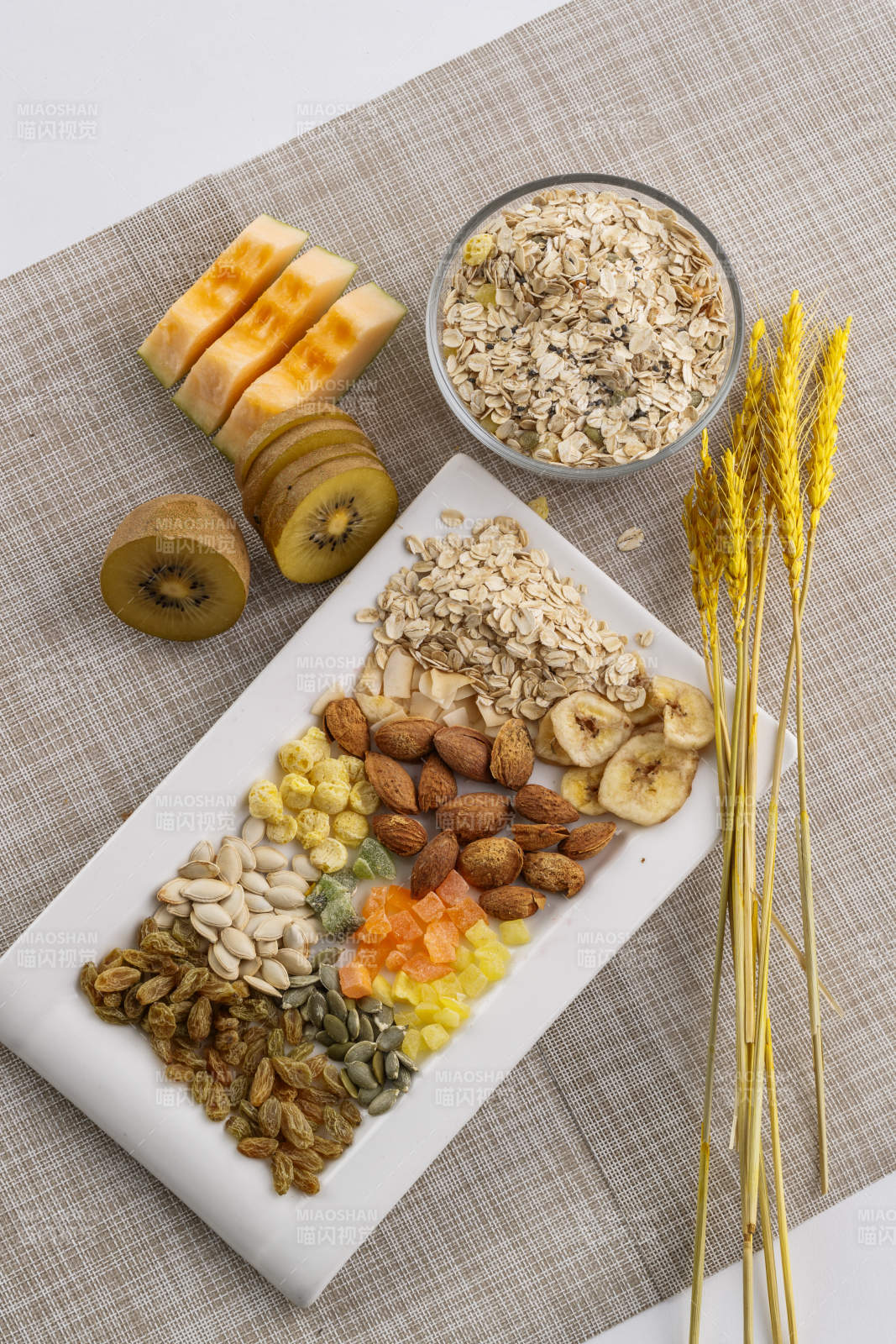 自制的水果坚果混合燕麦铺洒摆放在桌子上
