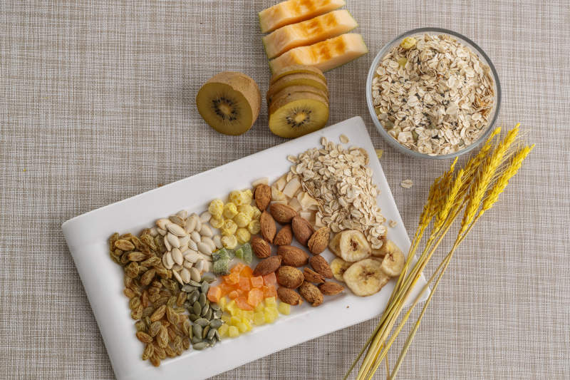 自制的水果坚果混合燕麦铺洒摆放在桌子上