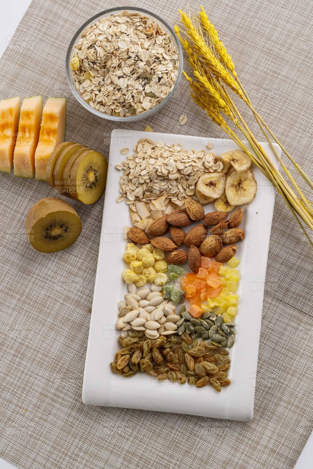自制的水果坚果混合燕麦铺洒摆放在桌子上