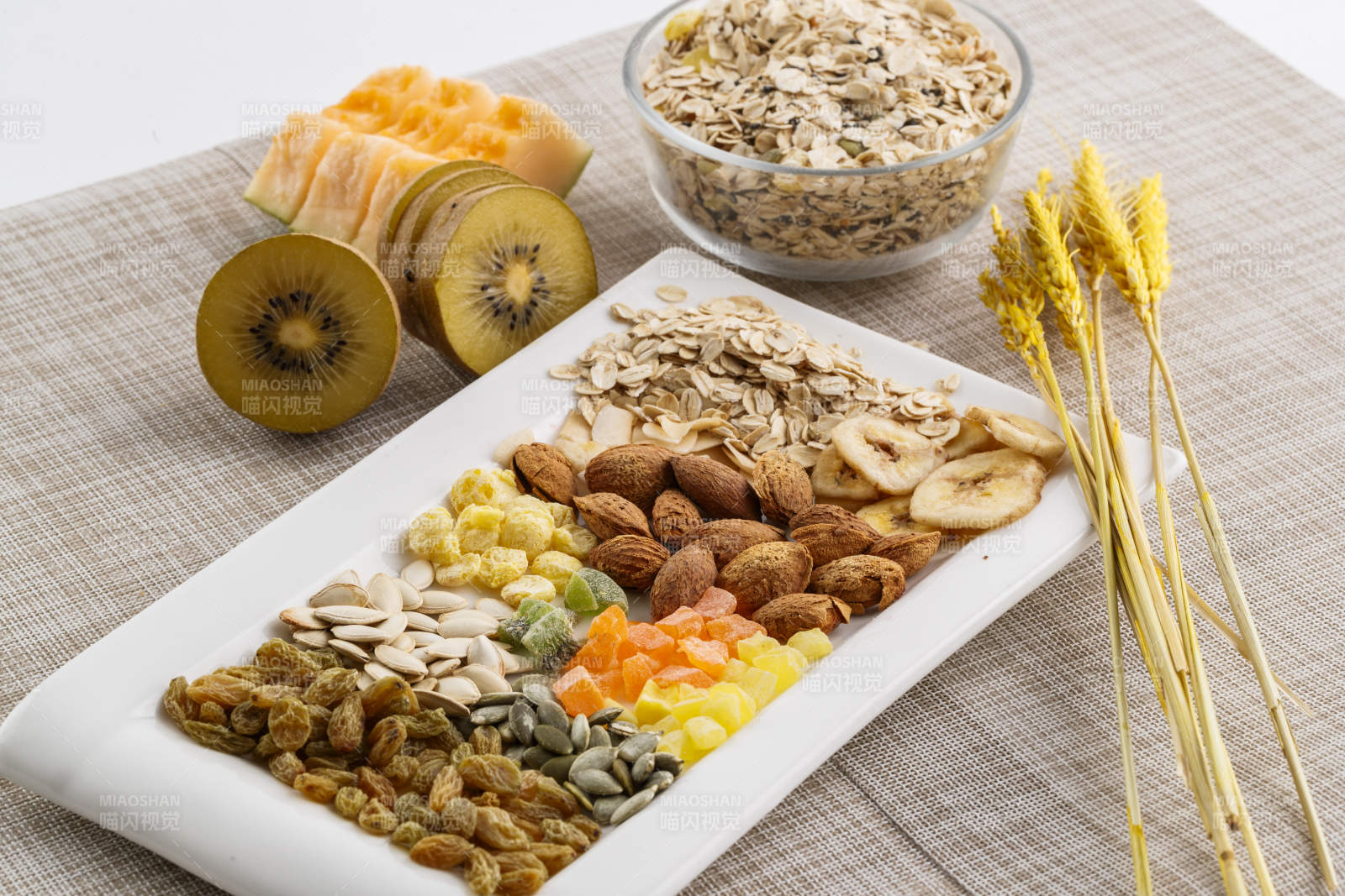自制的水果坚果混合燕麦铺洒摆放在桌子上