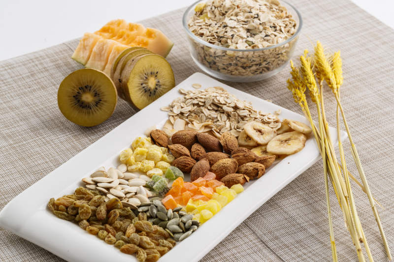 自制的水果坚果混合燕麦铺洒摆放在桌子上