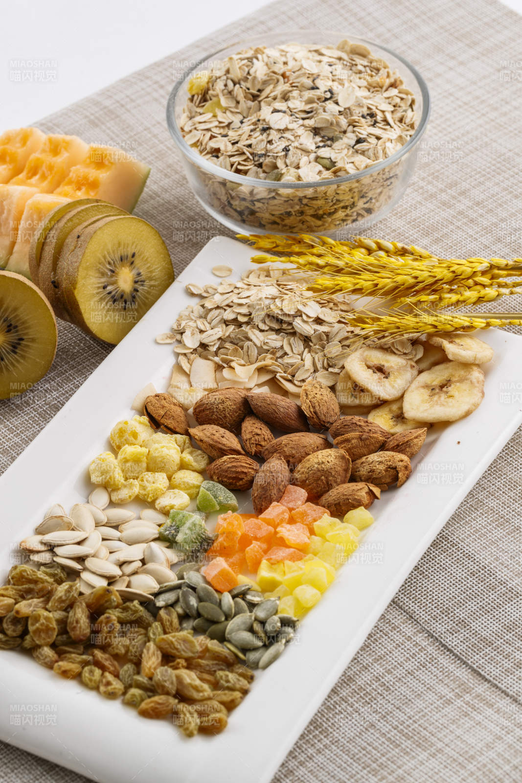 自制的水果坚果混合燕麦铺洒摆放在桌子上