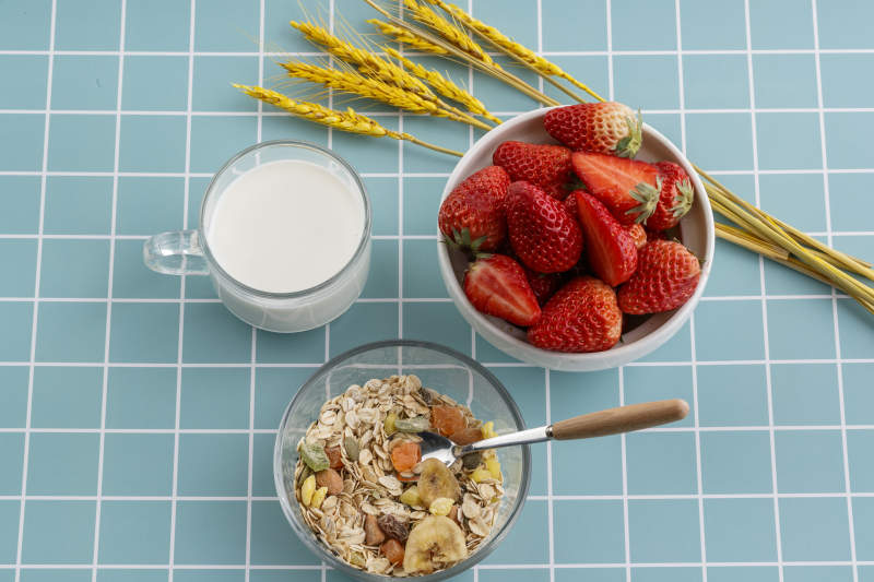 自制的水果坚果混合燕麦铺洒摆放在桌子上