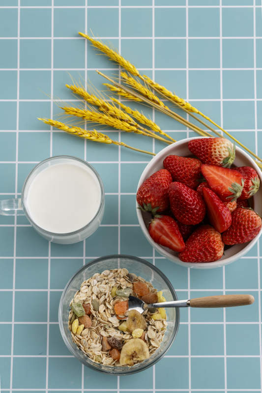 自制的水果坚果混合燕麦铺洒摆放在桌子上