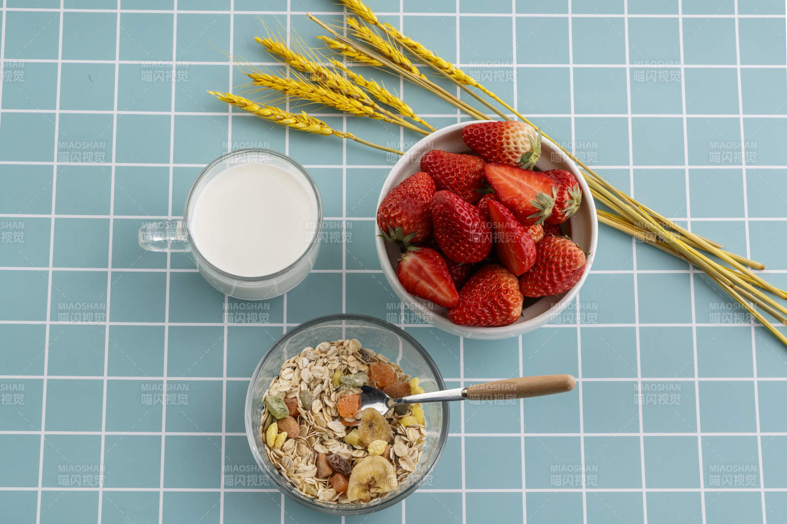 自制的水果坚果混合燕麦铺洒摆放在桌子上