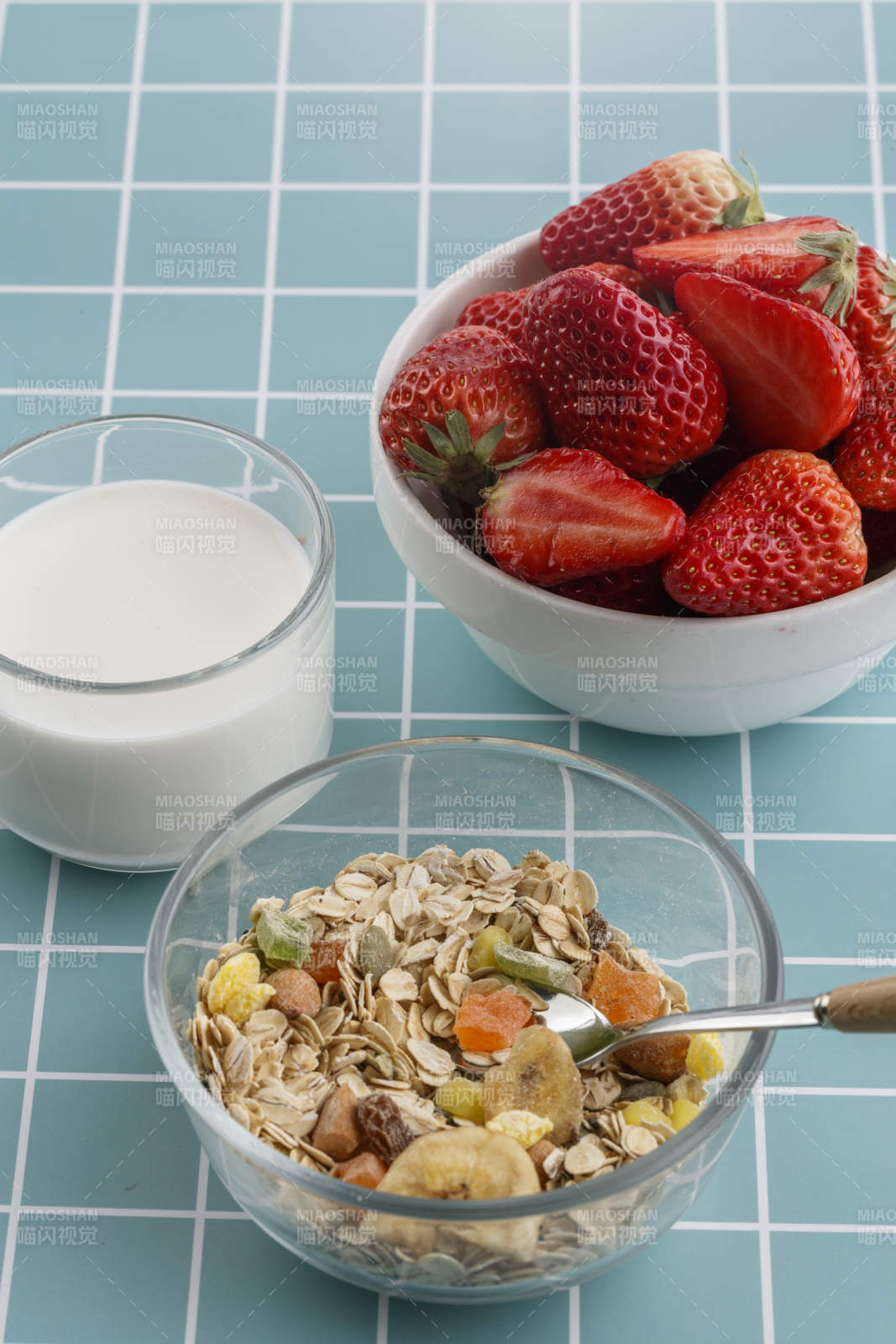 自制的水果坚果混合燕麦铺洒摆放在桌子上