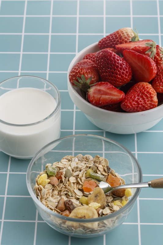 自制的水果坚果混合燕麦铺洒摆放在桌子上