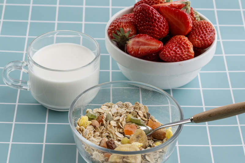 自制的水果坚果混合燕麦铺洒摆放在桌子上