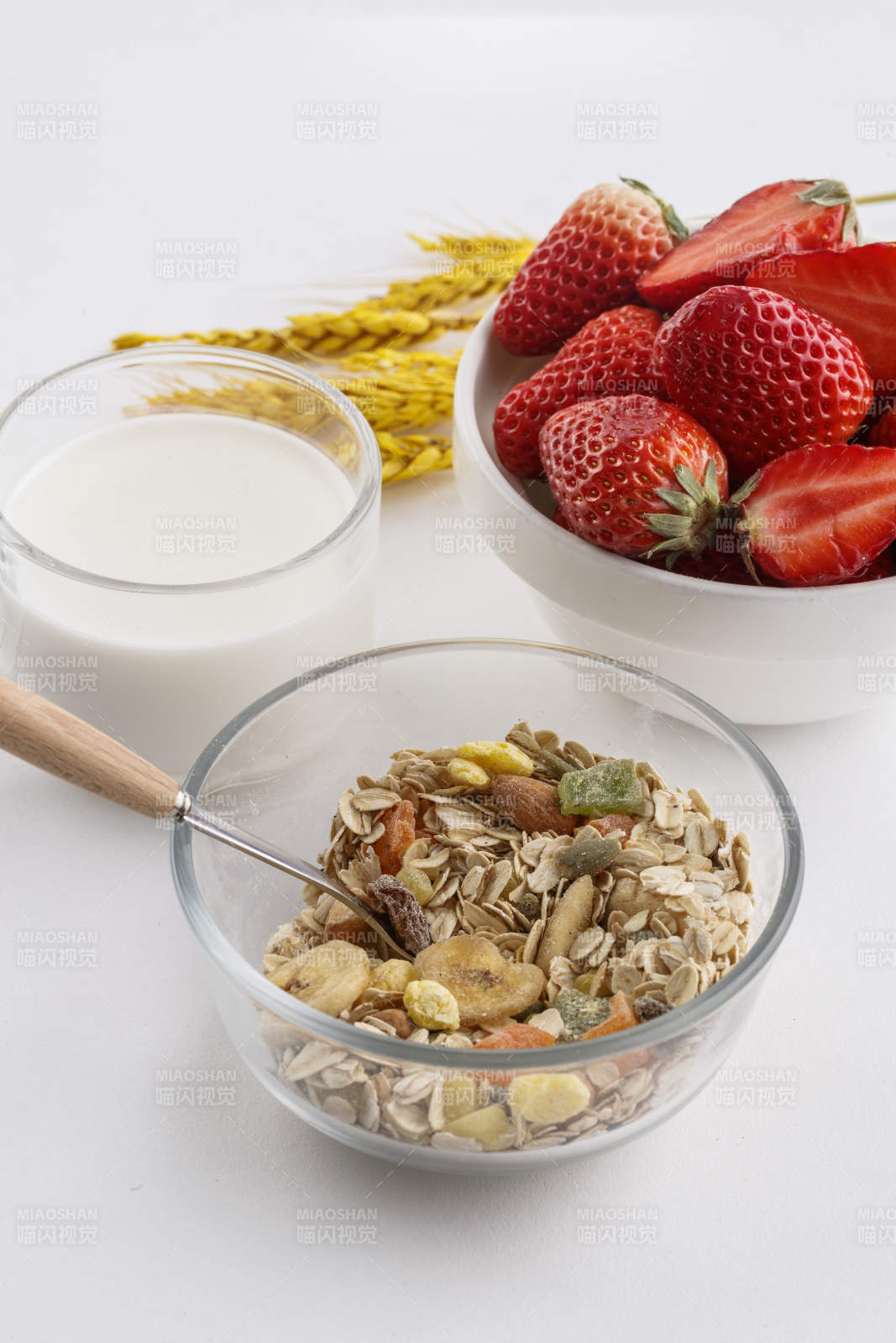 自制的水果坚果混合燕麦铺洒摆放在桌子上