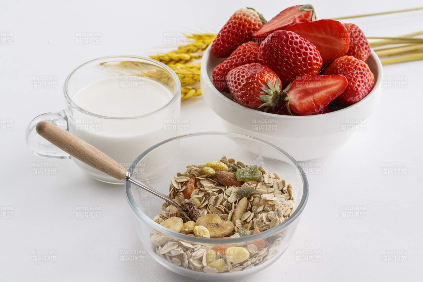 自制的水果坚果混合燕麦铺洒摆放在桌子上