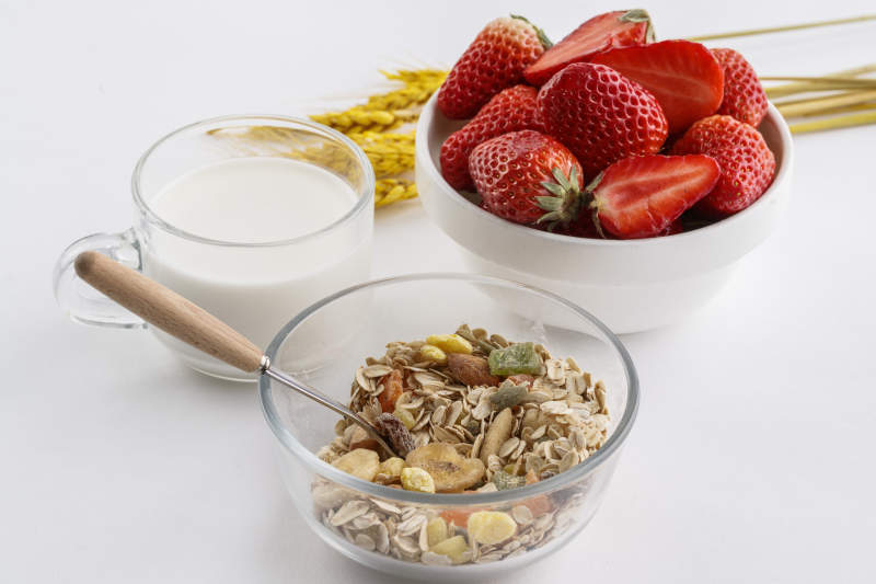 自制的水果坚果混合燕麦铺洒摆放在桌子上