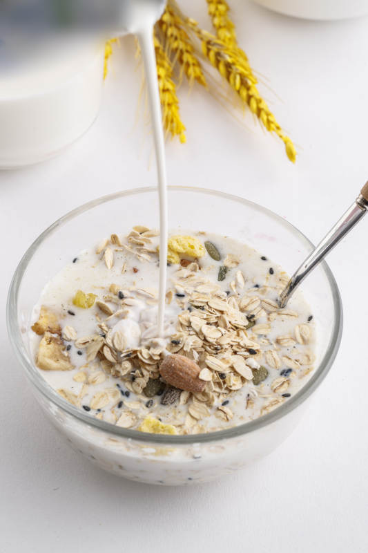倾倒入酸奶的坚果混合燕麦