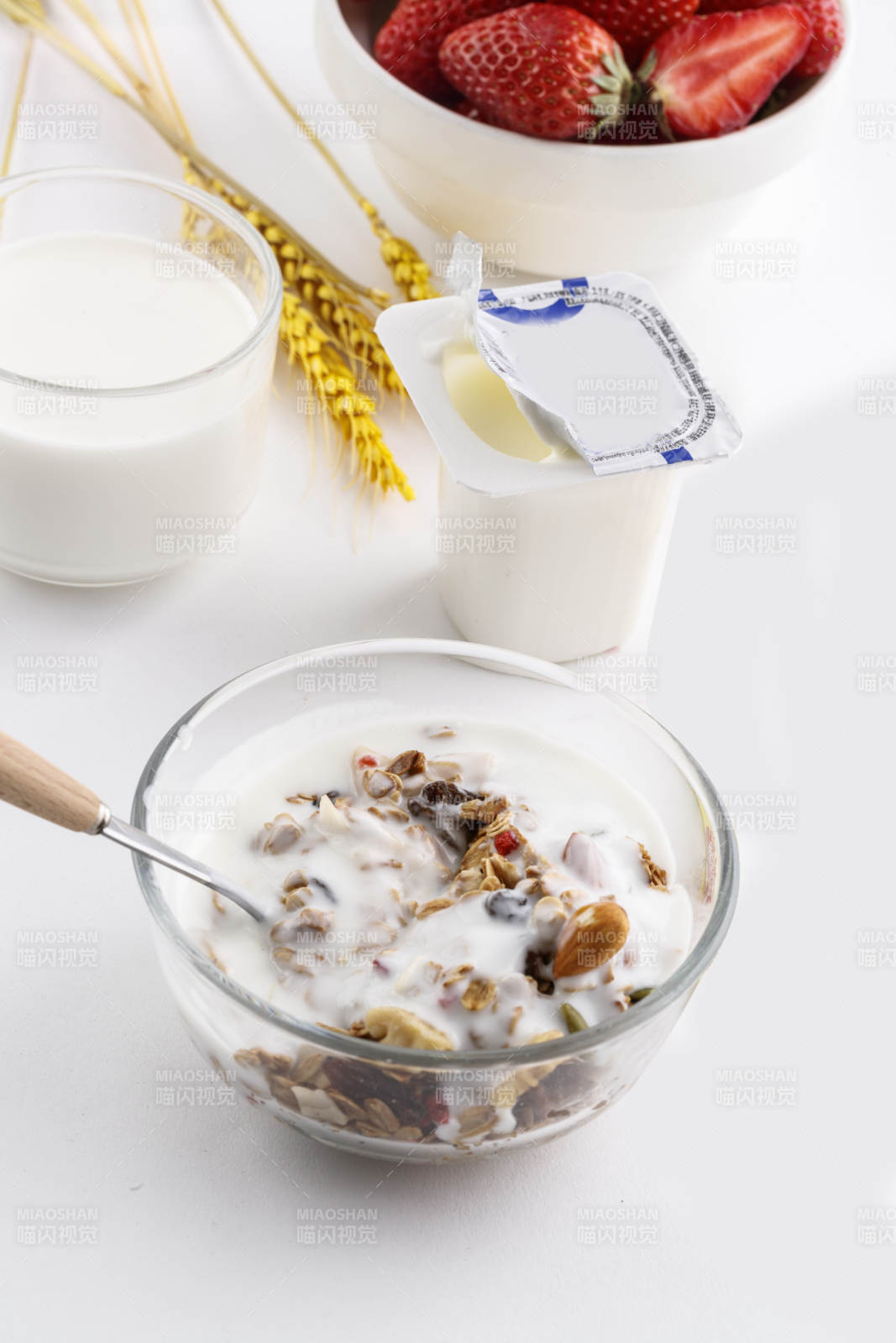 倾倒入酸奶的坚果混合燕麦