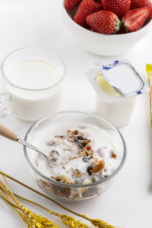 倾倒入酸奶的坚果混合燕麦