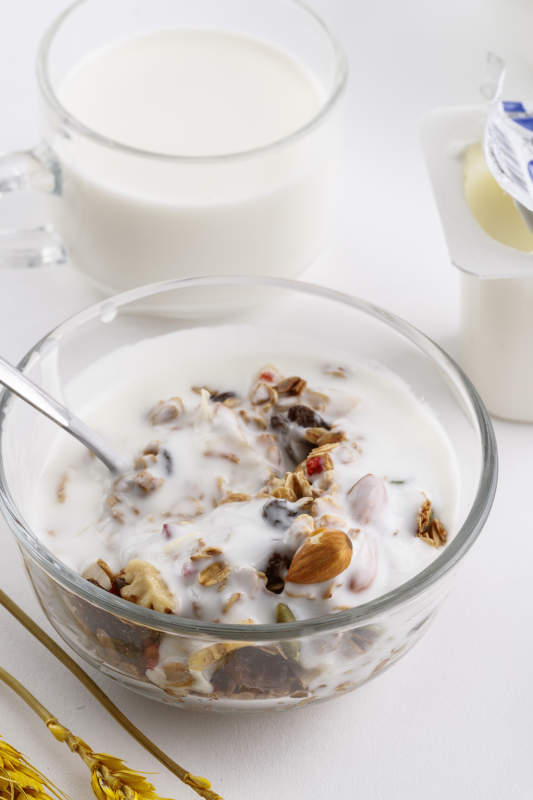 倾倒入酸奶的坚果混合燕麦