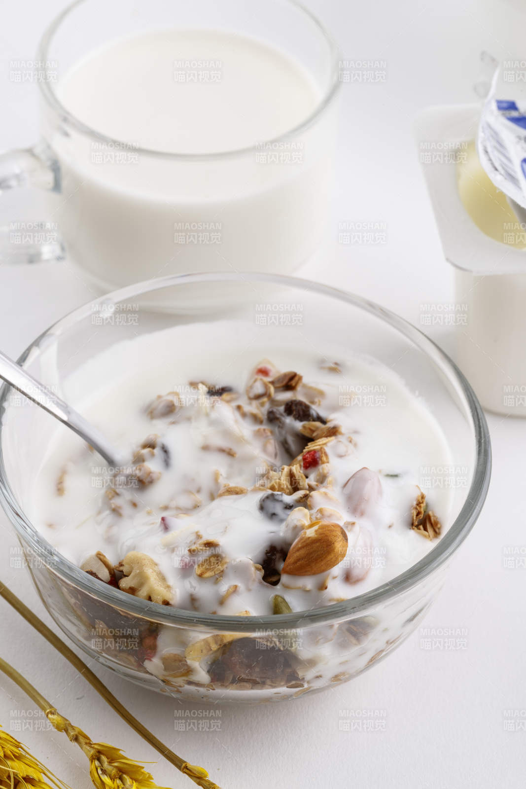 倾倒入酸奶的坚果混合燕麦