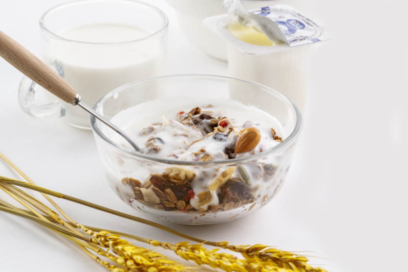 倾倒入酸奶的坚果混合燕麦