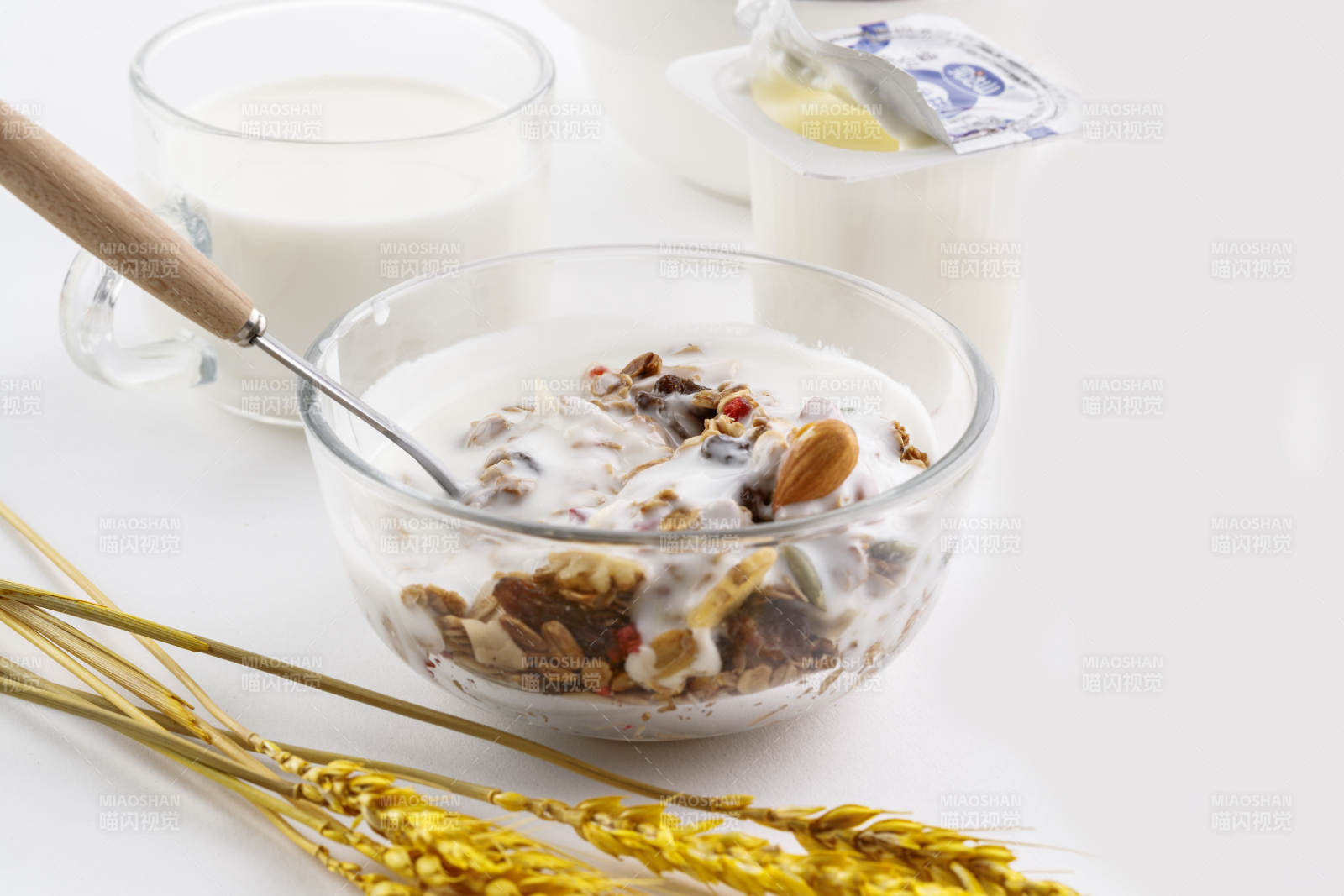 倾倒入酸奶的坚果混合燕麦