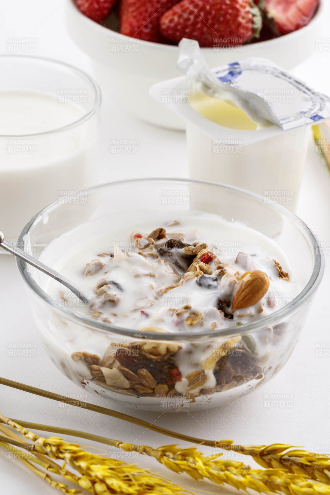 倾倒入酸奶的坚果混合燕麦
