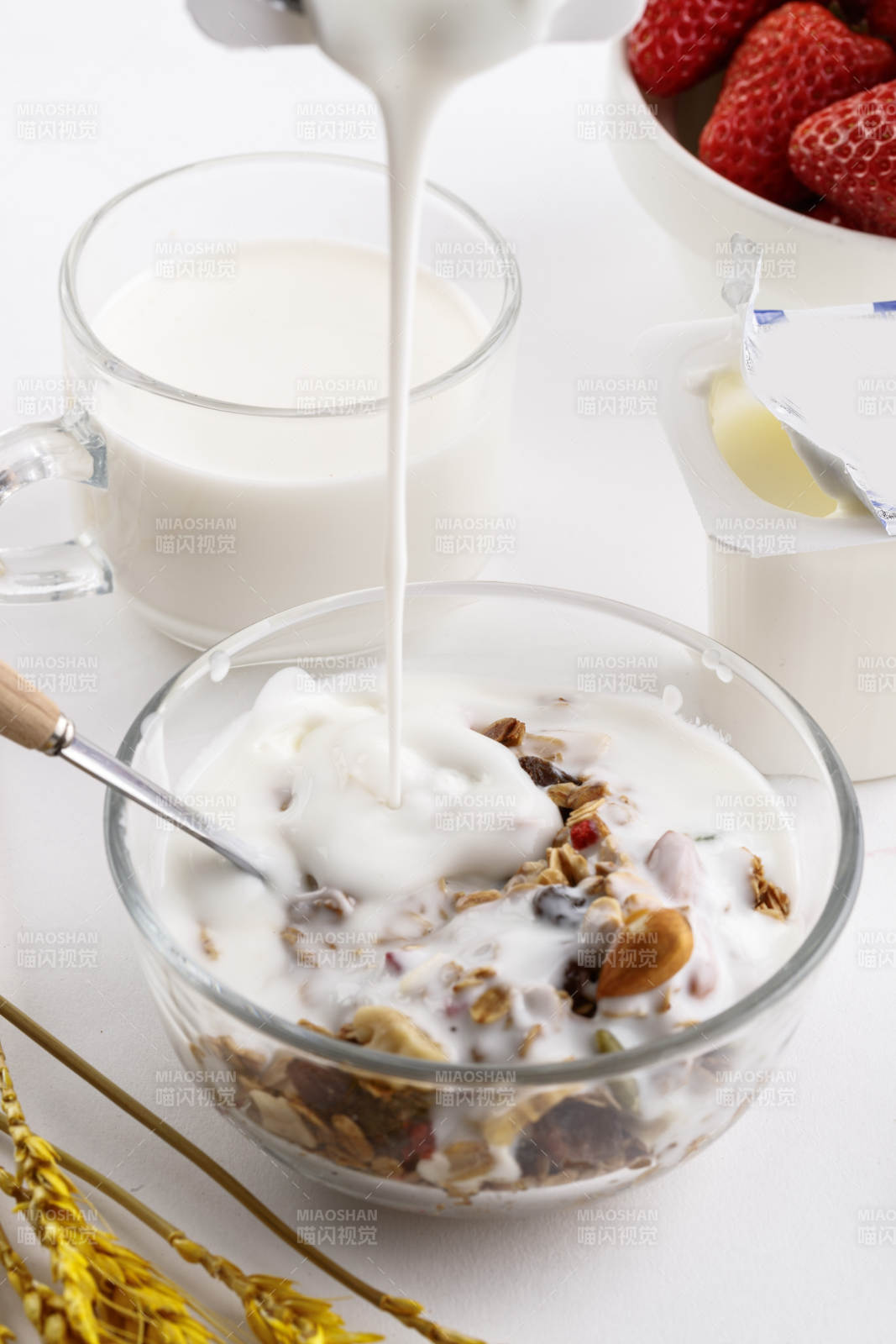 倾倒入酸奶的坚果混合燕麦
