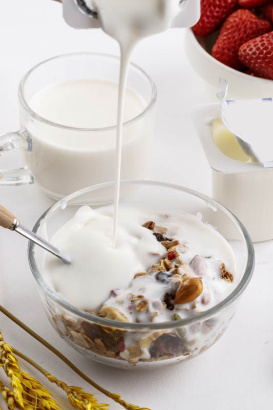 倾倒入酸奶的坚果混合燕麦