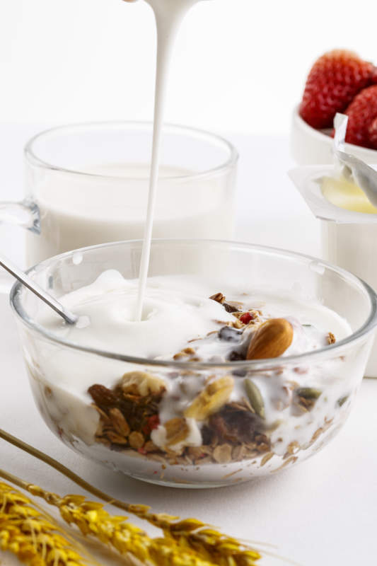倾倒入酸奶的坚果混合燕麦