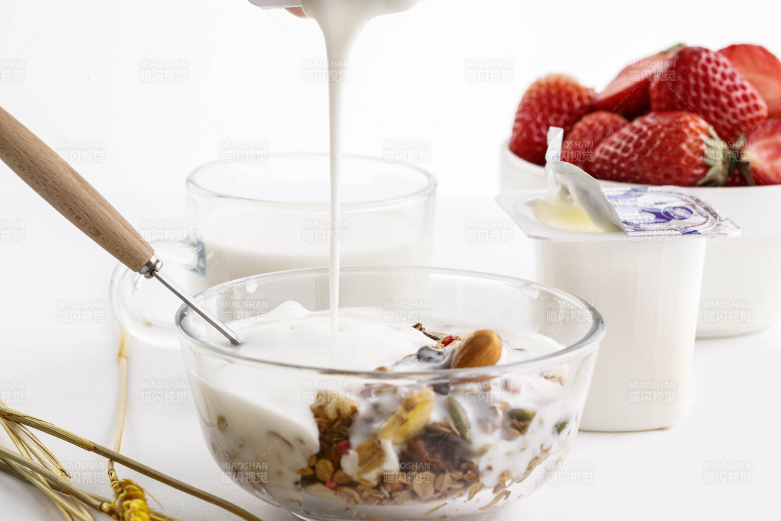 倾倒入酸奶的坚果混合燕麦
