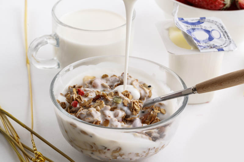 倾倒入酸奶的坚果混合燕麦