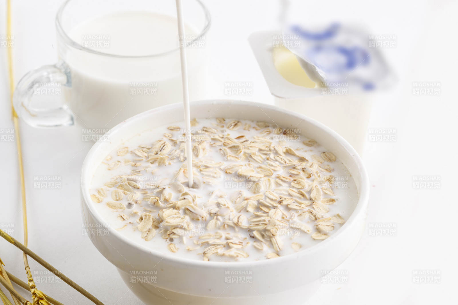 倾倒入酸奶的坚果混合燕麦