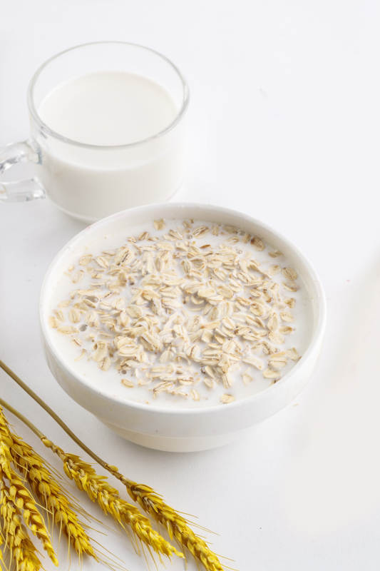 倾倒入酸奶的坚果混合燕麦