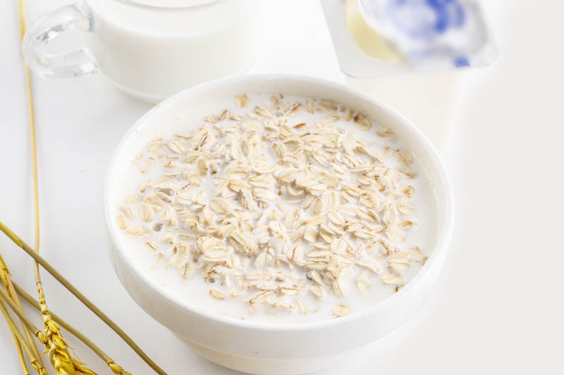 倾倒入酸奶的坚果混合燕麦