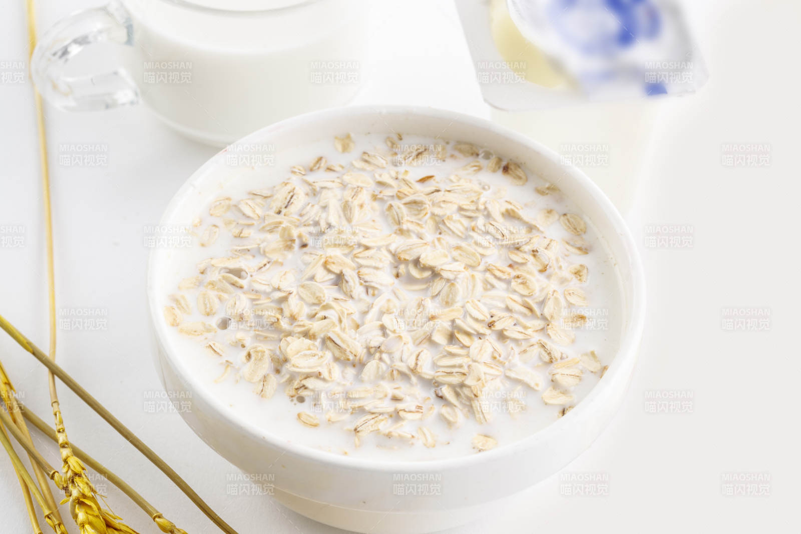 倾倒入酸奶的坚果混合燕麦