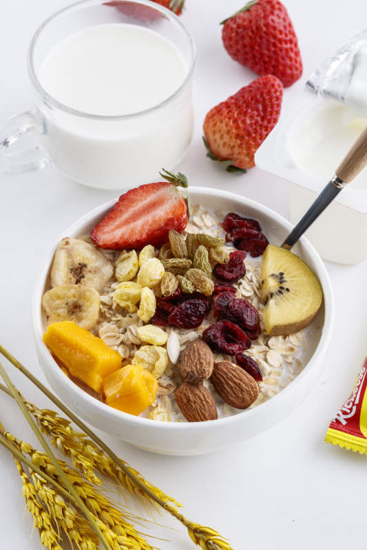 倾倒入酸奶的坚果混合燕麦