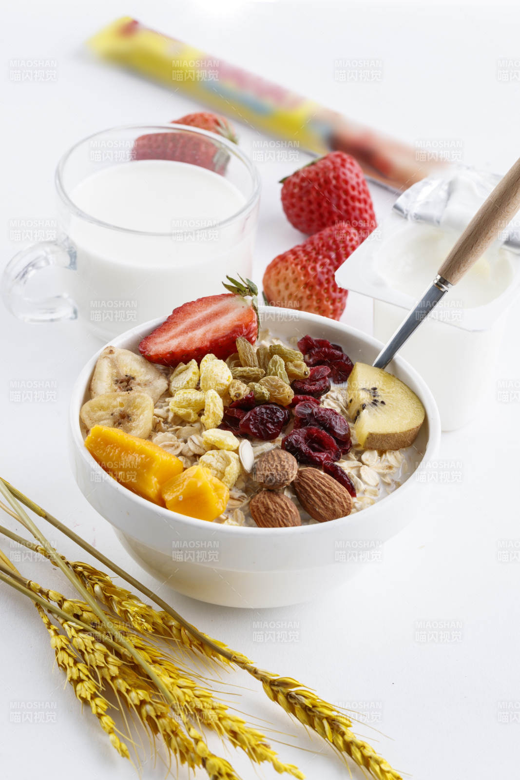 倾倒入酸奶的坚果混合燕麦