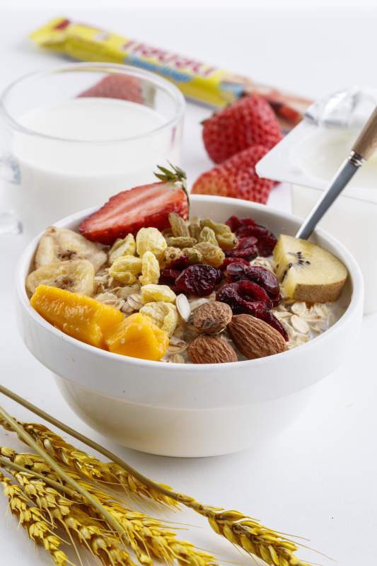 倾倒入酸奶的坚果混合燕麦