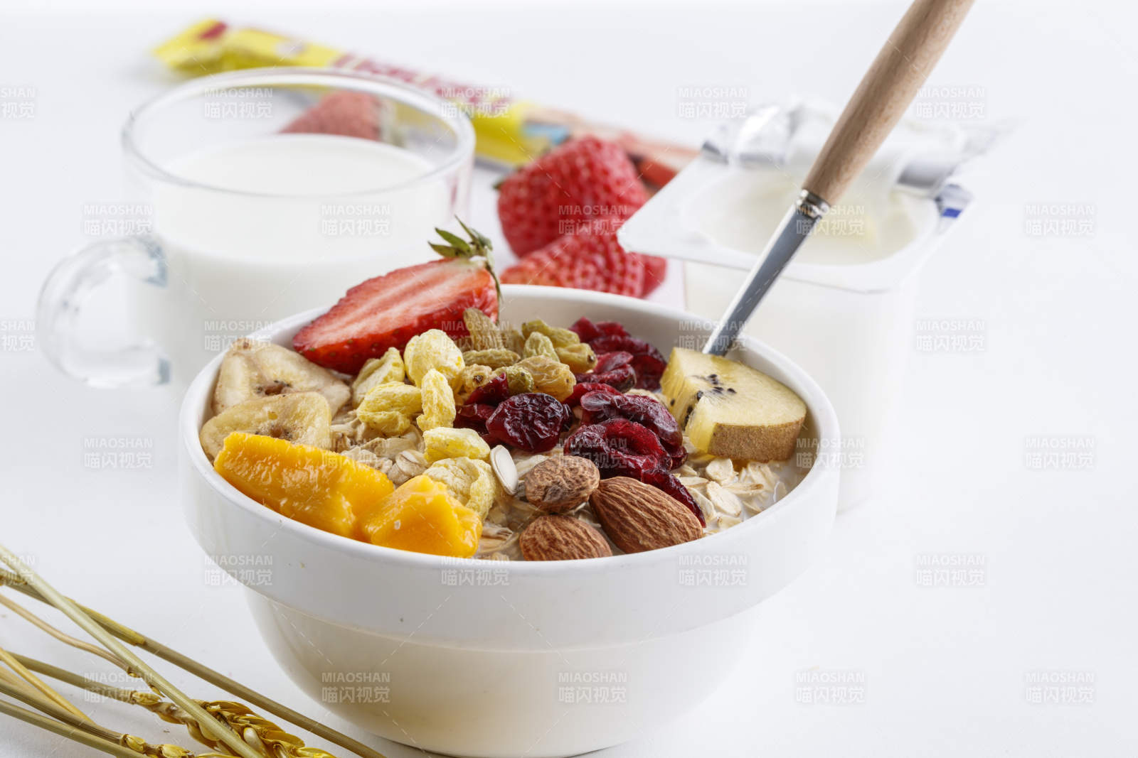 倾倒入酸奶的坚果混合燕麦