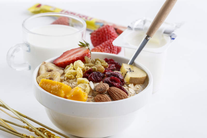 倾倒入酸奶的坚果混合燕麦