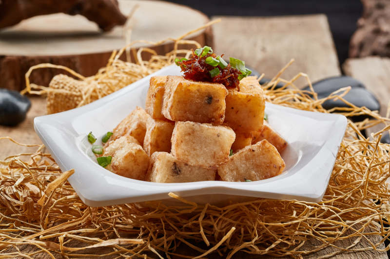 白色瓷盘装的广式萝卜糕