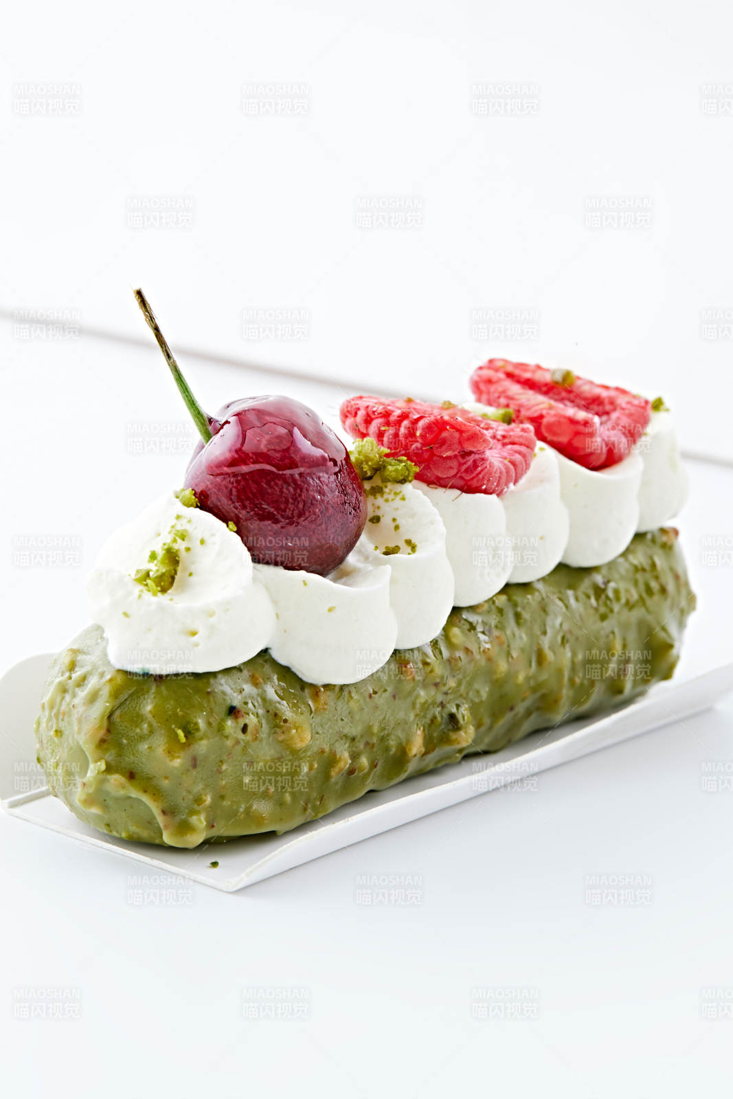 制作精美的法式小甜品蛋糕图片