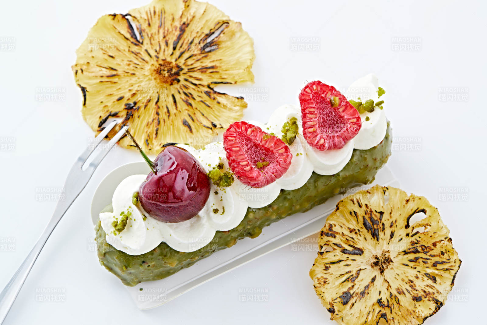 制作精美的法式小甜品蛋糕图片