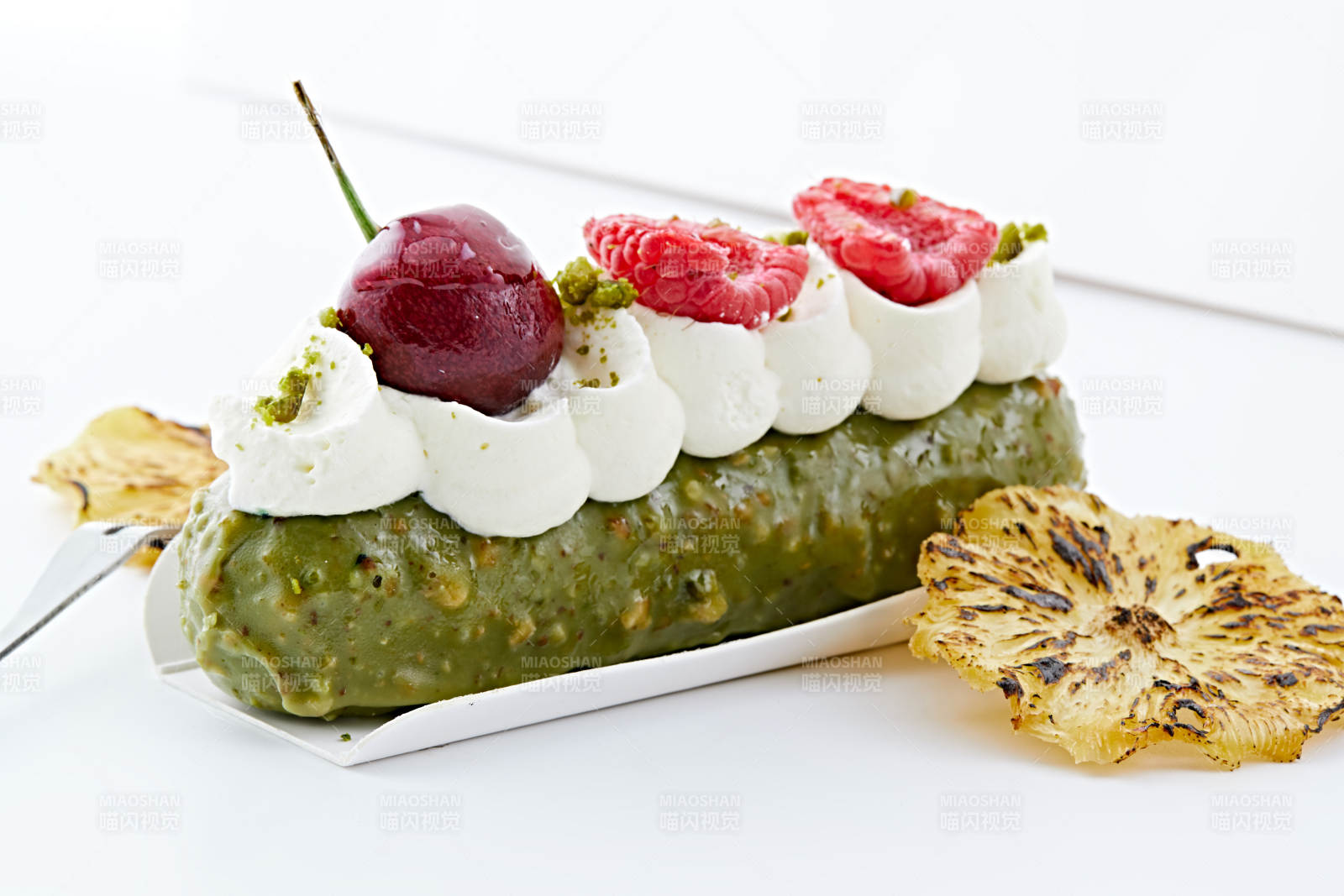 制作精美的法式小甜品蛋糕图片