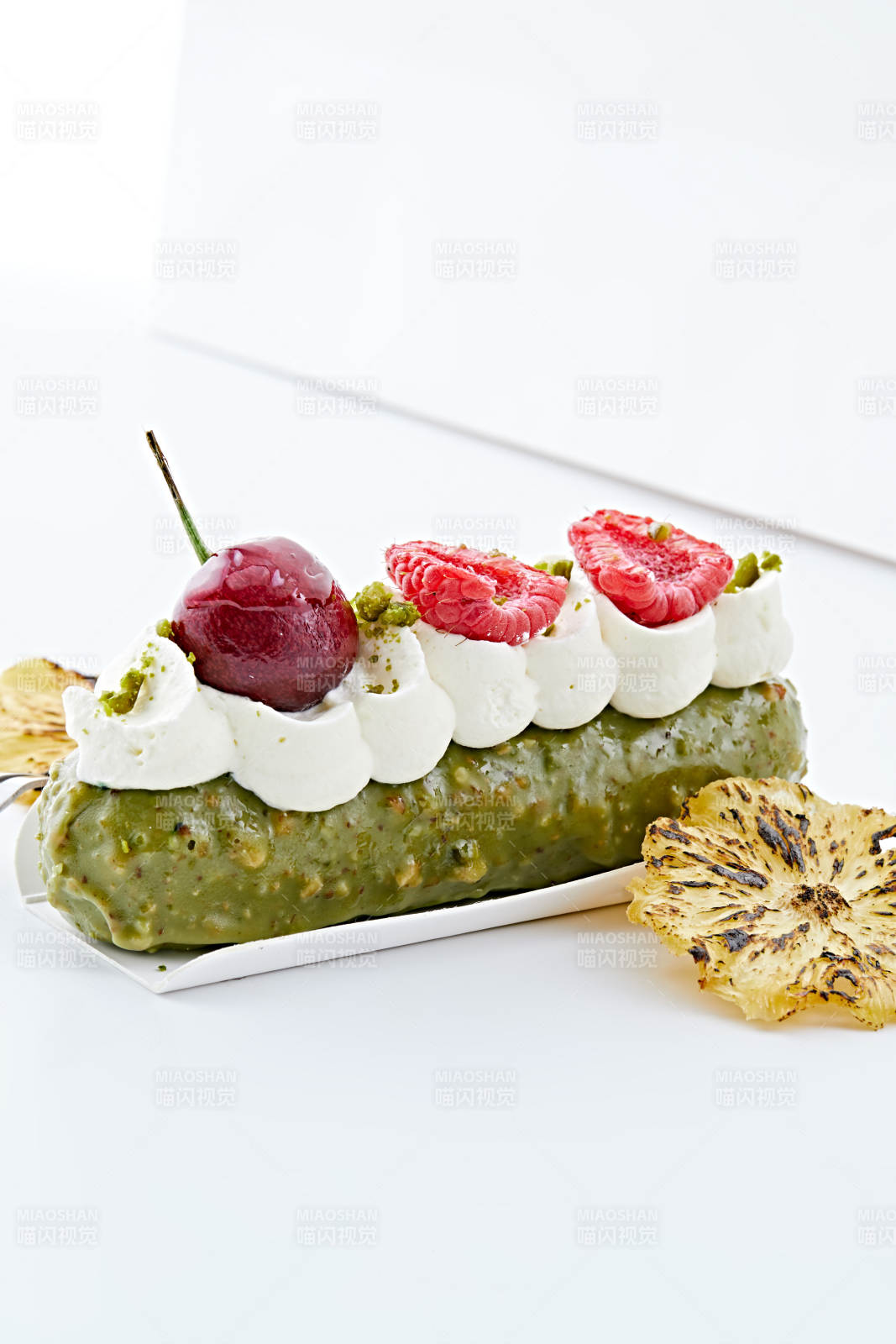 制作精美的法式小甜品蛋糕图片